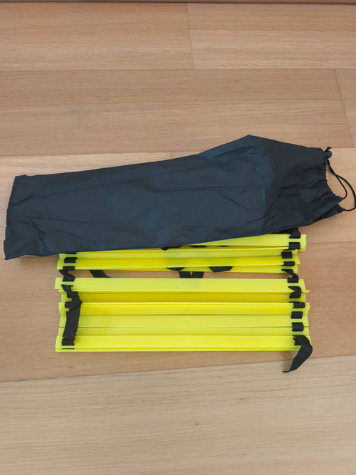 Échelle d'agilité foot repliée à côté de son sac de rangement, format compact
