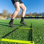 Échelle d'agilité de football déroulée au sol, barreaux plats jaunes