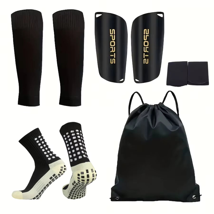 Les cinq pièces du kit foot en noir : manchons, protège-tibias, bandes adhésives, chaussettes à grip et sac à cordon