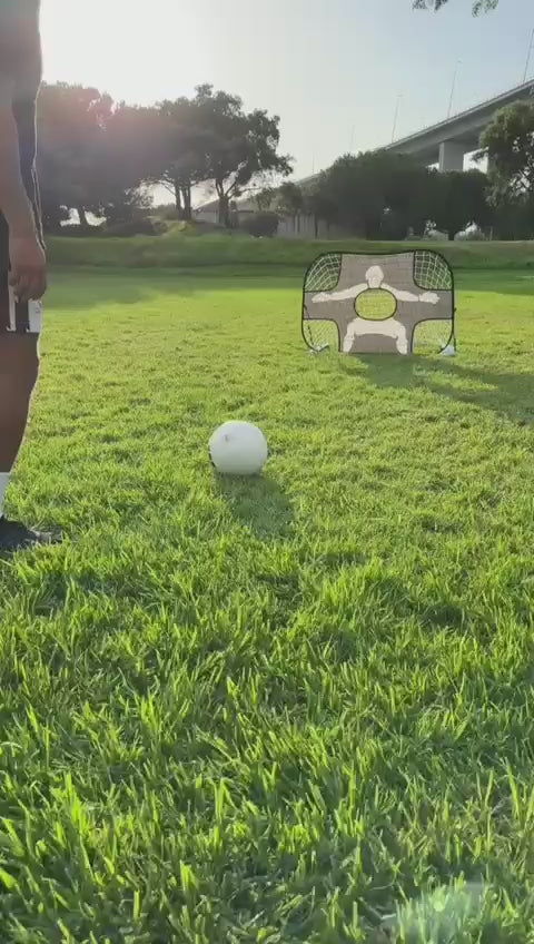 Frappe sur la face cibles du but de foot 2-en-1 Mon Petit Foot, ouvertures aux angles